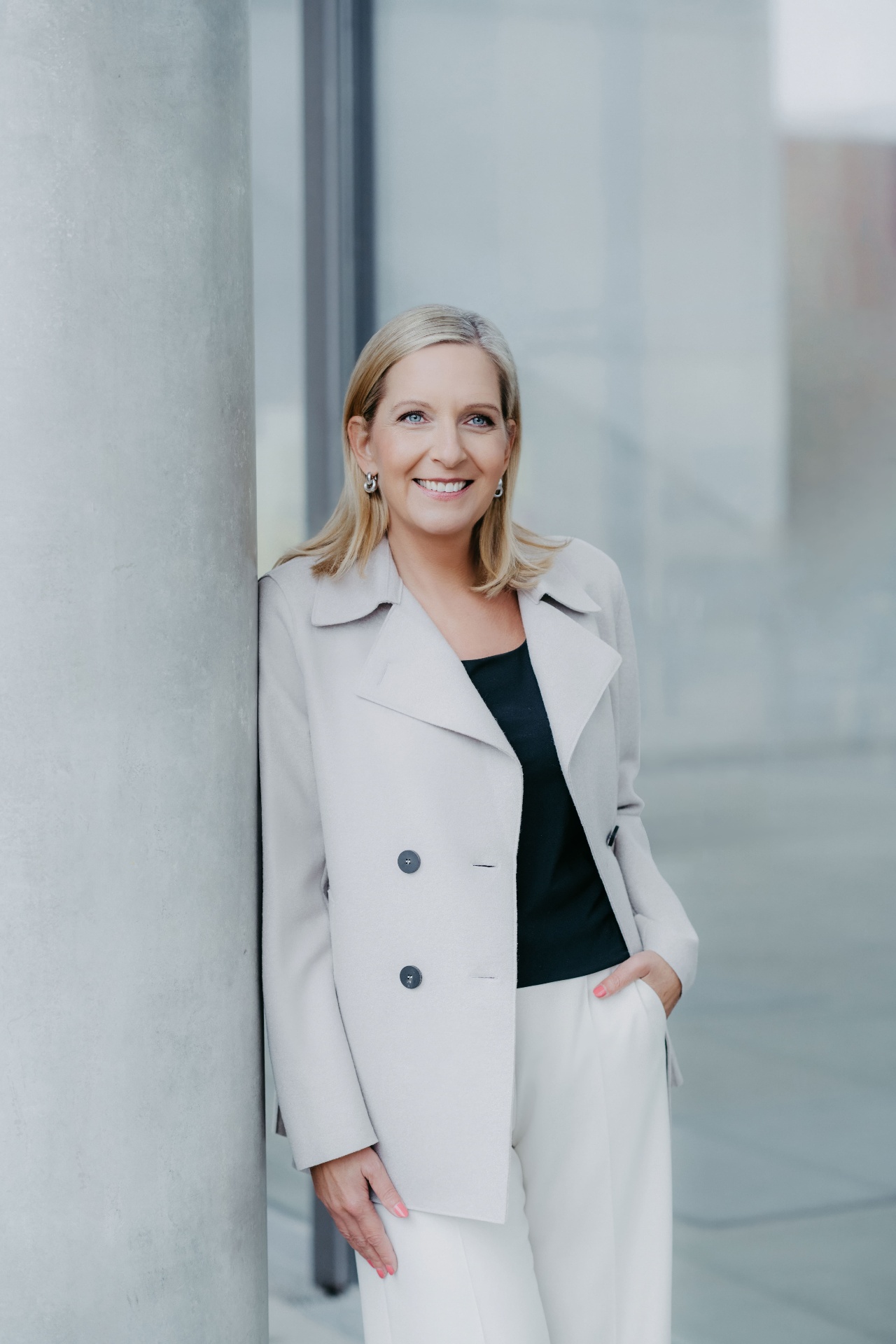 Alexandra Sauter im hellen Büro